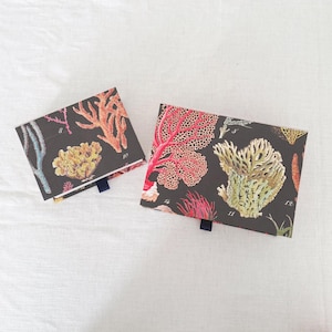 Caja de almacenamiento decorativa coral personalizada: organizador artesanal para tocador, estación de té o escritorio de oficina.