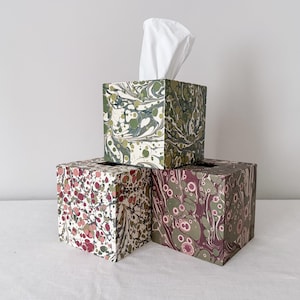 Artisan Marbled Tissue Box – Handmade Cream & Green Desk Decor