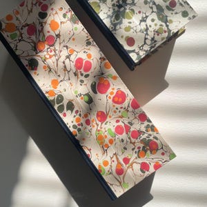 Estuche personalizado naranja jaspeado: caja hecha a mano con papel de Jemma Lewis y nombre laminado. Regalo para escritores y artistas.