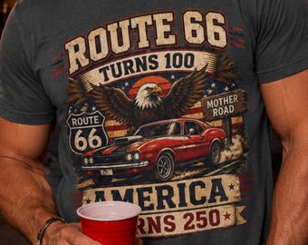 Camiseta "La Ruta 66 cumple 100 años, Estados Unidos cumple 250", Camiseta patriótica de la Ruta 66, Camiseta "Mother Road", Camiseta gráfica vintage de coches clásicos estadounidenses