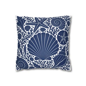 Funda de almohada cuadrada de poliéster hilado con estampado de conchas marinas azul marino / Funda de cojín decorativa con estampado de conchas costeras