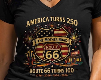 Camiseta de mujer con cuello en V "America Turns 250, Route 66 Turns 100", camiseta patriótica para viajes por carretera en EE. UU., top estilo americano de la "Mother Road".