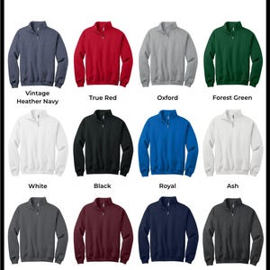 Pu&ograve; includere: Tabella colori che mostra 12 colori diversi di una felpa con zip a un quarto. I colori sono: Blu navy melange vintage, rosso vero, Oxford, verde bosco, bianco, nero, blu reale, cenere, grigio antracite, marrone, blu navy e nero melange.