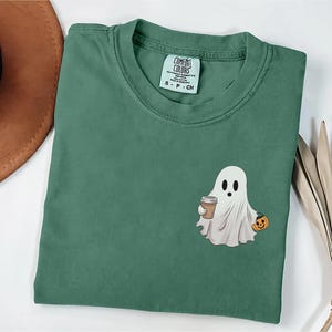 Komfort Farben Geist Kaffee Shirt, kleines Geist Eiskaffee Shirt, süßes Boo Geist Shirt, Geist Kaffee T-Shirt, Halloween Kaffee Liebhaber Geschenk