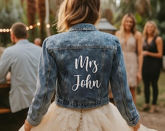 Giacca in denim da sposa, giacca personalizzata per la futura signora, giacca in jeans da sposa ricamata personalizzata, giacca da sposa con perle, regalo unico per addio al nubilato