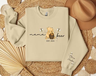 Personalisiertes Mama Bear Sweatshirt, Winnie the Pooh Sweatshirt, Muttertagsgeschenk, neue Mutter Geschenk, Sweatshirt mit den Namen der Kinder auf dem Ärmel