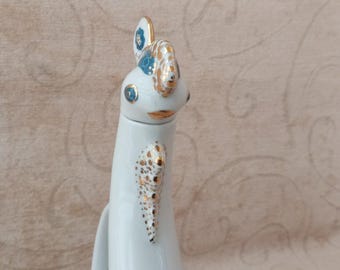 ビンテージの磁器製デカンタ。グラス付きの鳥のデカンタ。芸術的な磁器