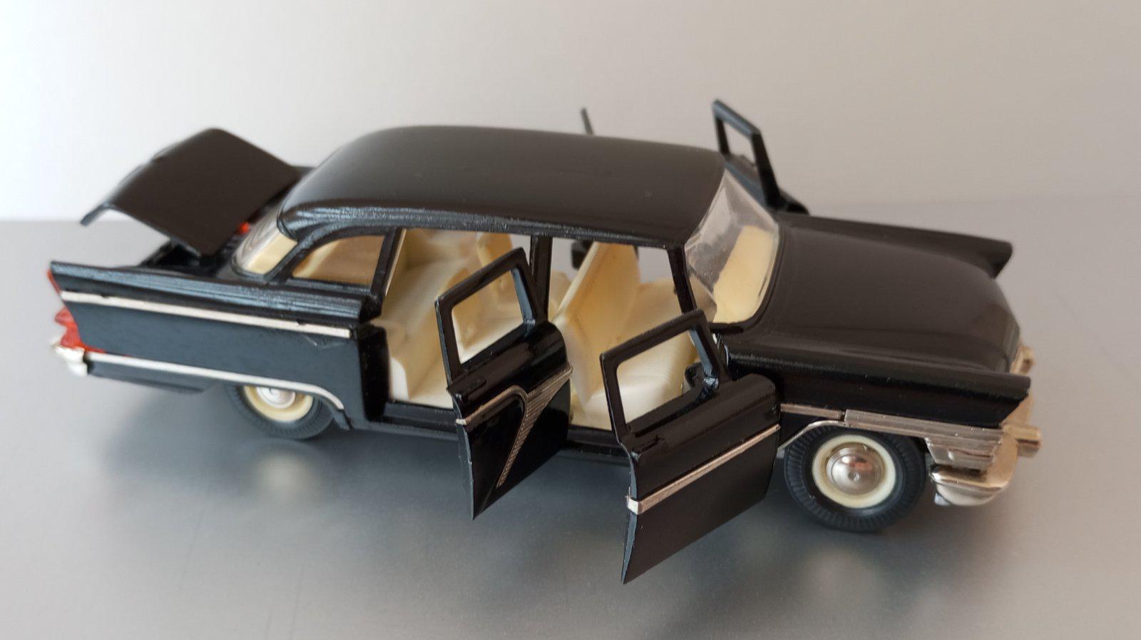 ソ連製ヴィンテージダイキャストカー。Chaika GAZ-13 モデルA 15