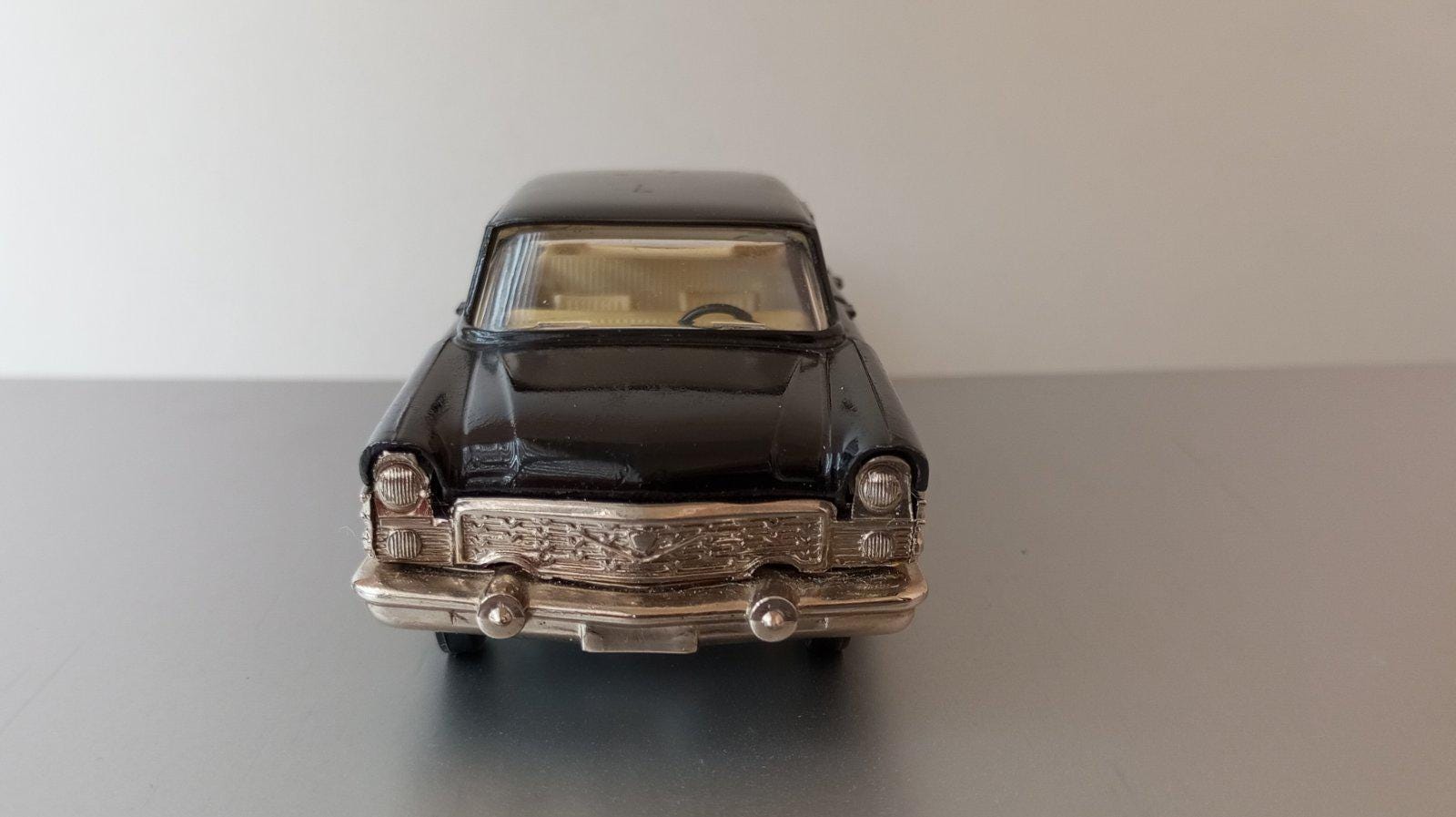ソ連製ヴィンテージダイキャストカー。Chaika GAZ-13 モデルA 15