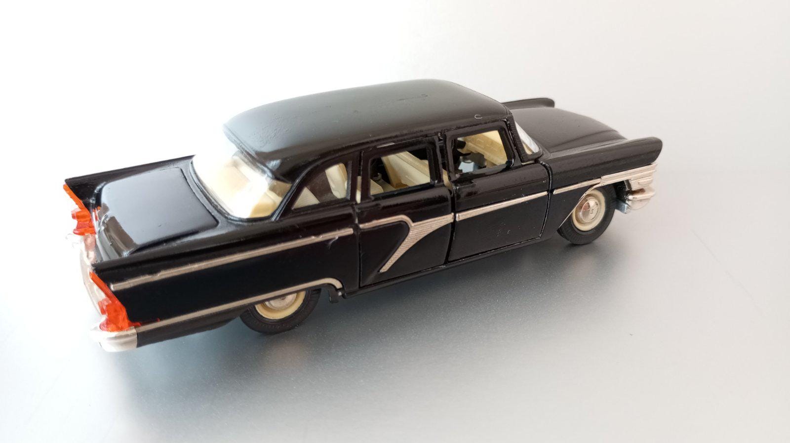 ソ連製ヴィンテージダイキャストカー。Chaika GAZ-13 モデルA 15