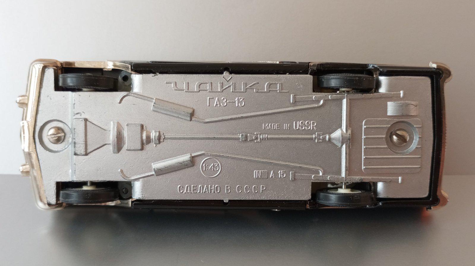 ソ連製ヴィンテージダイキャストカー。Chaika GAZ-13 モデルA 15