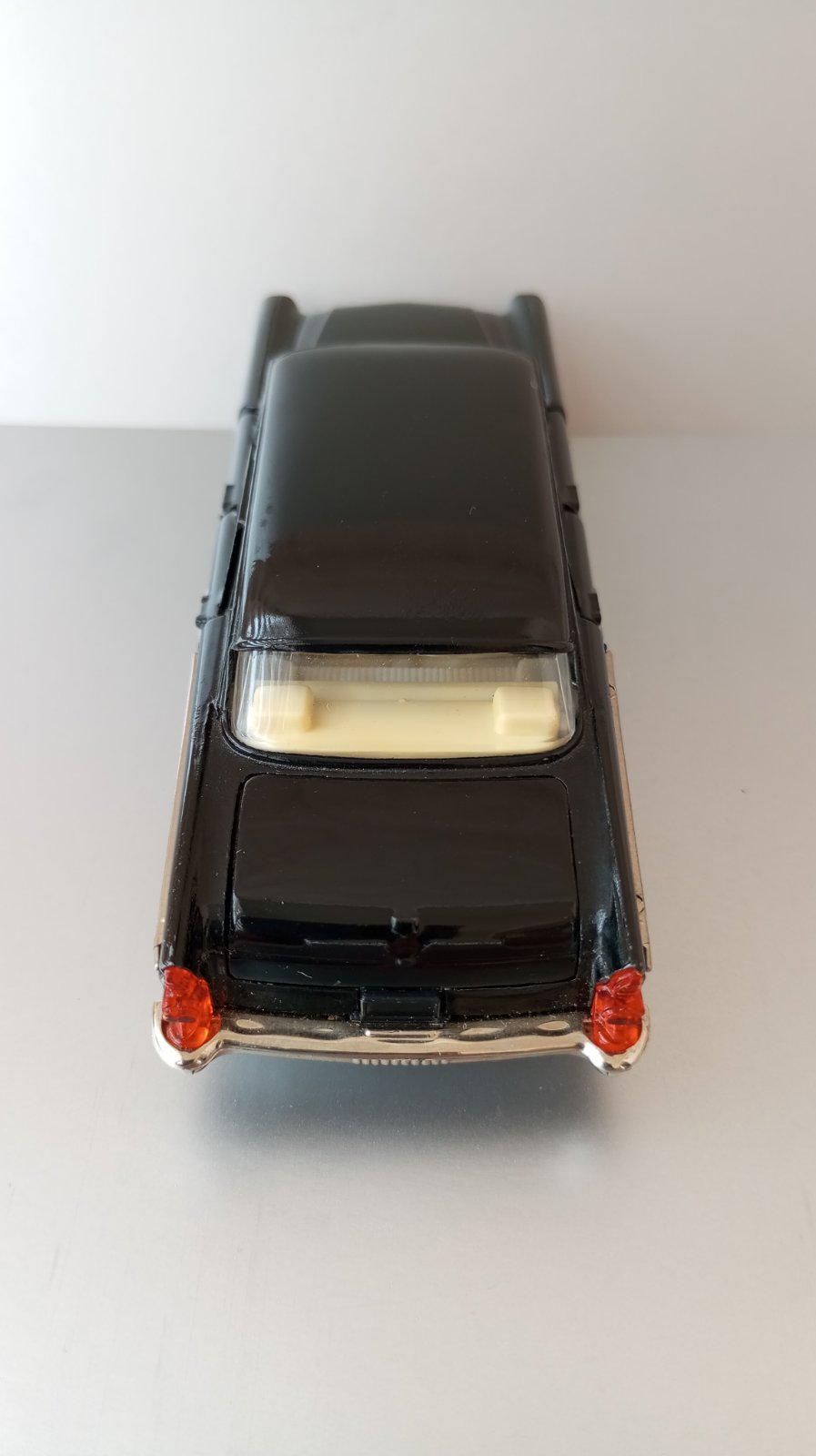 ソ連製ヴィンテージダイキャストカー。Chaika GAZ-13 モデルA 15