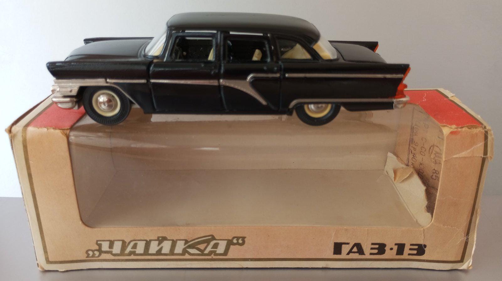 ソ連製ヴィンテージダイキャストカー。Chaika GAZ-13 モデルA 15