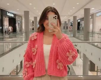 Handgemaakt gehaakt bloemenvest, gebreide trui met roze appliqué, cottagecore-coquettestijl