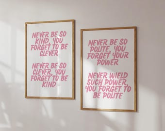 Puede incluir: Dos impresiones artísticas enmarcadas con citas inspiradoras en letras rosas. La impresión de la izquierda dice "NEVER BE SO KIND, YOU FORGET TO BE CLEVER" y "NEVER BE SO CLEVER, YOU FORGET TO BE KIND." La impresión de la derecha dice "NEVER BE SO POLITE, YOU FORGET YOUR POWER" y "NEVER WIELD SUCH POWER, YOU FORGET TO BE POLITE."