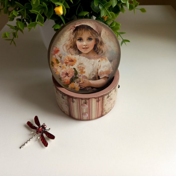 Boîte ronde en bois rétro avec fille, boîte à bijoux romantique, boîte vintage mignonne comme cadeau en bois pour fille