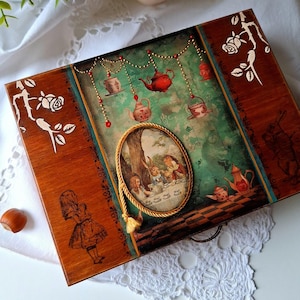 Teebox Organizer Alice im Wunderland Design mit weißem Kaninchen & Hutmacher - Handarbeit niedliches Geschenk Vintage Stil, Teebeutelhalter