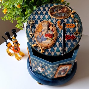 Joyero de madera - Alicia en el País de las Maravillas y el Gato de Cheshire - Caja decorativa de recuerdos de cuento de hadas