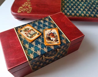 Caixa de joias de madeira inspirada em Alice no País das Maravilhas, cor bordô, lembrancinha encantadora, decoração fantástica.