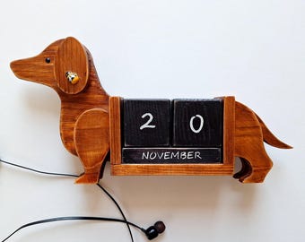 Calendário Perpétuo de Cachorro de Madeira: Presente Decorativo para Mesa Feito à Mão