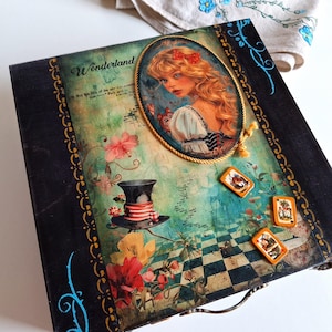 Alice im Wunderland Teebox aus Holz - Einzigartige Aufbewahrungsbox mit 9 Fächern - Süßes handgemachtes Geschenk - große dekorative Aufbewahrungsbox mit Deckel