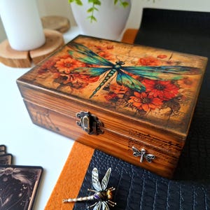 Caja de tarot: almacenamiento de cartas con libélula: recuerdo decorativo de madera envejecida para cartas o joyas, regalo único hecho a mano para decoración gótica de brujas