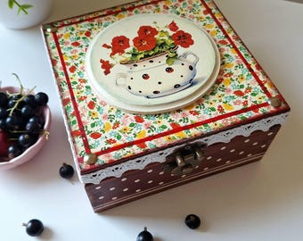Caixa de chá artesanal de madeira, com estampa floral de petúnias vermelhas, ideal para armazenamento na cozinha estilo fazenda.