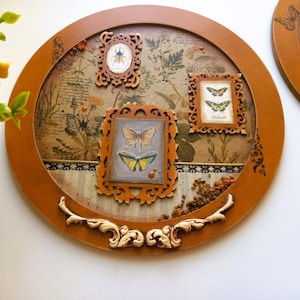 Pannello decorativo da parete con collage botanico unico - regalo unico fatto a mano, set floreale in legno - stile vintage con piante di campo e farfalle