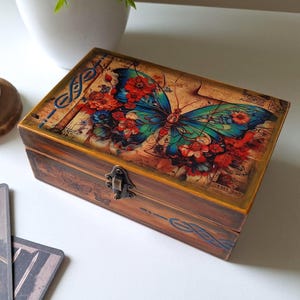 Handgemaakte houten tarotdoos met vlinder – kleine aandenken en rituele opslag, heksendecor