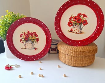 Pratos de madeira com bolinhas vermelhas, regador decorativo com petúnias, conjunto rústico para casa de campo