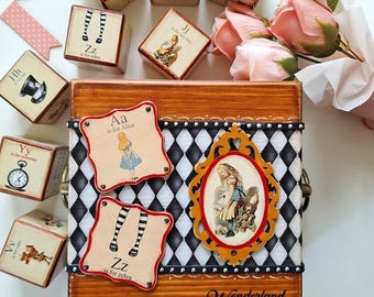 Caixa de lembranças de madeira da Alice no País das Maravilhas com 9 blocos do alfabeto, decoração vintage para quarto de bebê com tema Alice.