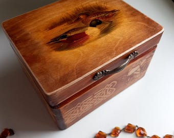 Caixa de lembranças artesanal em madeira com nós celtas e patos, ideal para guardar pequenos objetos ou como presente vintage.