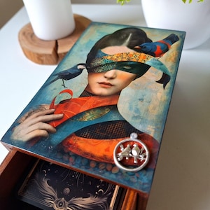 Tarotdoos - unieke houten decoratieve cadeauopslag voor kaarten of sieraden en snuisterijen - mystiek decor met meisje en vogels - tarotkaarthouder