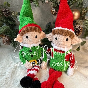 Puede incluir: Dos adornos de elfo de crochet con gorros verdes y rojos, pelo marrón y ribetes blancos. Los elfos están sentados sobre una superficie blanca y esponjosa. El texto "Crochet Pattern by @wee_crochet_creations" es visible en la imagen.