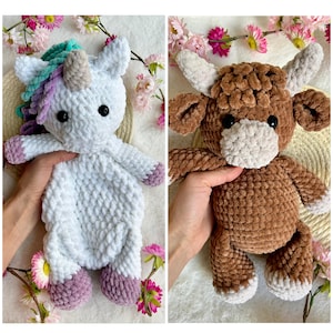 Könnte beinhalten: Zwei handgefertigte Plüschtiere: ein weißes Einhorn mit Regenbogenmähne und lila Hufen und eine braune Highland-Kuh mit weißen Hörnern und einer weißen Schnauze. Weiche Spielzeuge für Kinder.