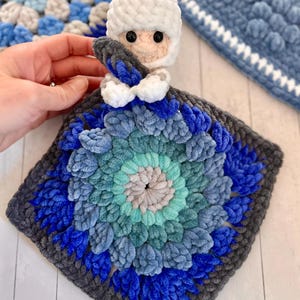 Modèle lovey astronaute, astronaute au crochet, modèle crochet étoile et fusée, modèle crochet à coutures basses