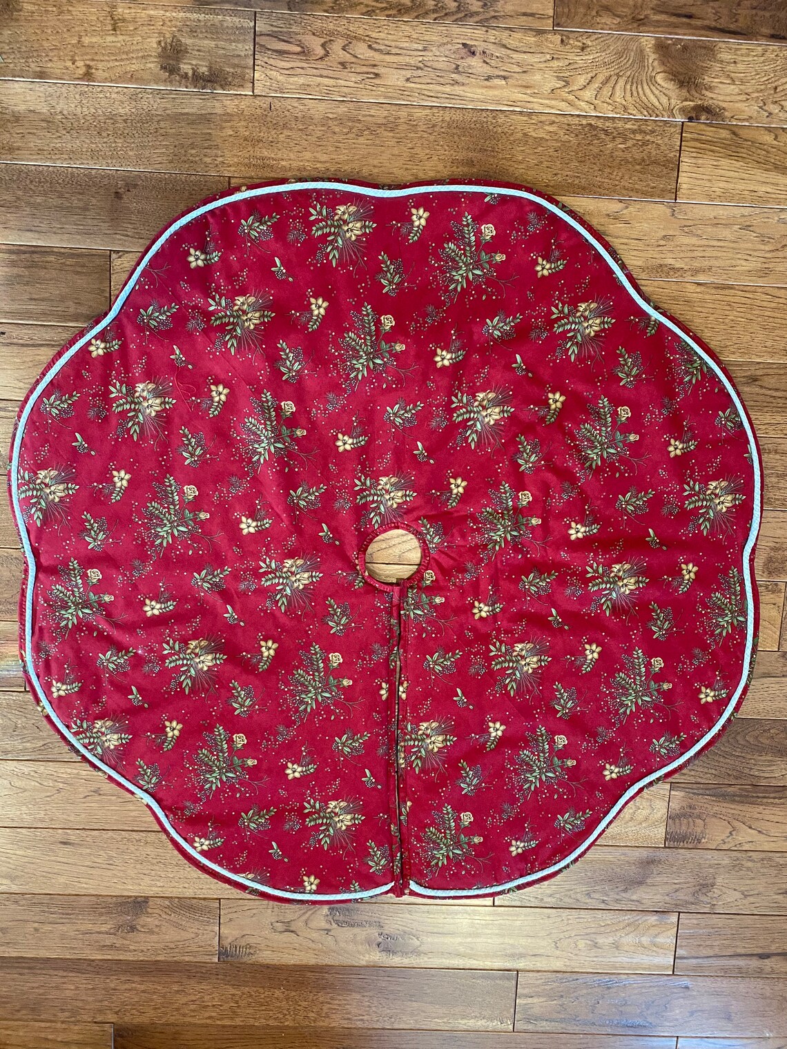Vertintong 48 Inch French Country Christmas Tree Skirt - Red Velvet, Scalloped Edge, Vintage Holiday Decor
