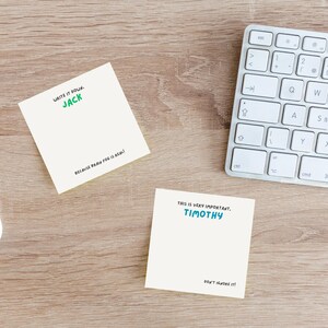 Op de afbeelding: Twee gele sticky notes met handgeschreven berichten. De bovenste note zegt "Write it down. Jack" in groene tekst en "Because brain fog is real!" in zwarte tekst. De onderste note zegt "This is very important. Timothy" in blauwe tekst en "Don't ignore it!" in zwarte tekst.