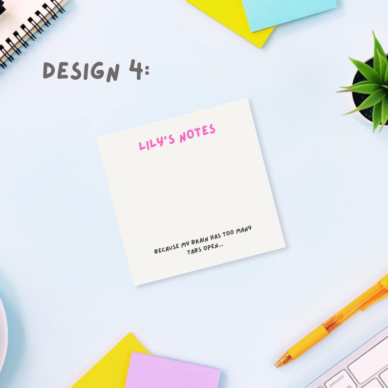 Op de afbeelding: Een wit notitieboekje met de tekst "Lily's Notes" in roze letters. Het notitieboekje heeft de tekst "Because my brain has too many tabs open..." in zwarte letters.