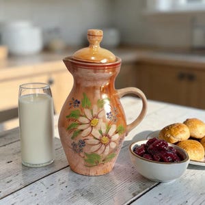 ヴィンテージのソビエト製陶器製ピッチャー、蓋付きマジョリカ焼き容器。アンティークの花瓶、ヴィンテージ装飾品