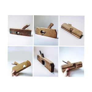 Könnte beinhalten: Sechs vintage Holzhobel, jeder mit einem einzigartigen Design und einer Patina. Die Hobel sind aus Holz und haben Metallklingen. Sie sind alle in gutem Zustand und wären eine großartige Ergänzung für jede Holzbearbeitungssammlung.