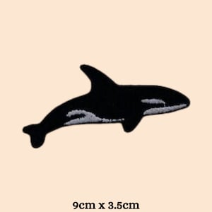Può includere: Toppa ricamata nera a forma di orca da stirare, misura 9 cm x 3,5 cm.