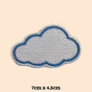 Può includere: Una toppa a forma di nuvola bianca con contorno blu da stirare. La toppa misura 7 cm per 4,5 cm.