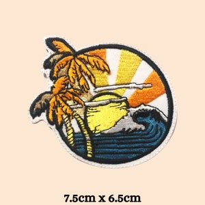 Puede incluir: Parche bordado con una escena de playa tropical. El diseño incluye un sol amarillo, rayos naranjas y amarillos, palmeras y olas azules del océano. El parche mide 7,5 cm x 6,5 cm.