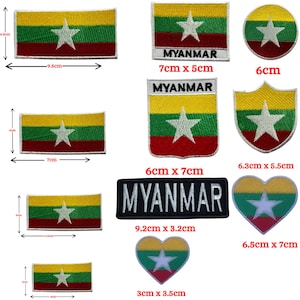 Op de afbeelding: Een collectie geborduurde patches met de vlag van Myanmar, bestaande uit gele, groene en rode horizontale banen en een witte ster. Diverse vormen zoals rechthoeken, cirkels, schilden en harten, sommige voorzien van de witte tekst MYANMAR.