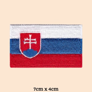 Pode incluir: Patch bordado com a bandeira da Eslováquia, medindo 7 cm x 4 cm. O design apresenta listras horizontais brancas, azuis e vermelhas. O lado esquerdo exibe o brasão eslovaco, um escudo vermelho com uma cruz dupla branca.