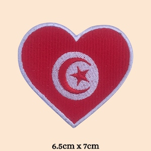 Peut inclure: Patch en forme de cœur rouge avec le drapeau tunisien, représentant un croissant de lune blanc et une étoile rouge, mesurant 6,5 cm sur 7 cm.