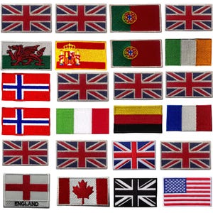 Może przedstawiać: Kolekcja haftowanych naszywek z flagami, w tym Union Jack, flaga amerykańska i flagi innych krajów. Naszywki są prostokątne i mają różne kolory i wzory.