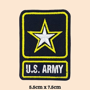 Puede incluir: Un parche bordado negro y amarillo con una estrella blanca y el texto "U.S. ARMY". El parche mide 5,5 cm por 7,5 cm.