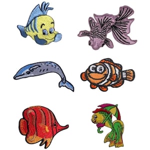 Puede incluir: Un conjunto de parches bordados con diseños de peces de dibujos animados. Incluye un pez amarillo y azul, un pez morado con aletas fluidas, una ballena gris, un pez payaso naranja y blanco, un pez rojo y un pez verde con un paraguas.